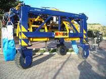 وسیله نقلیه در بندر برای جابجایی کانتینر 